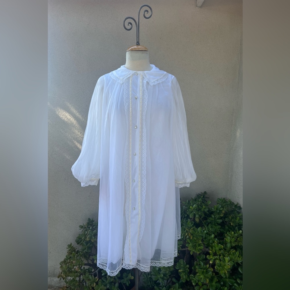 Vintage white chiffon lingerie robe lace pleats Small Saks Fifth Avenue Made USA